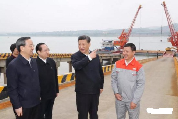 風(fēng)從虎，雨從龍，大大來(lái)了雨迎接！興發(fā)牛，大壩壯，主席來(lái)了宜昌亮！